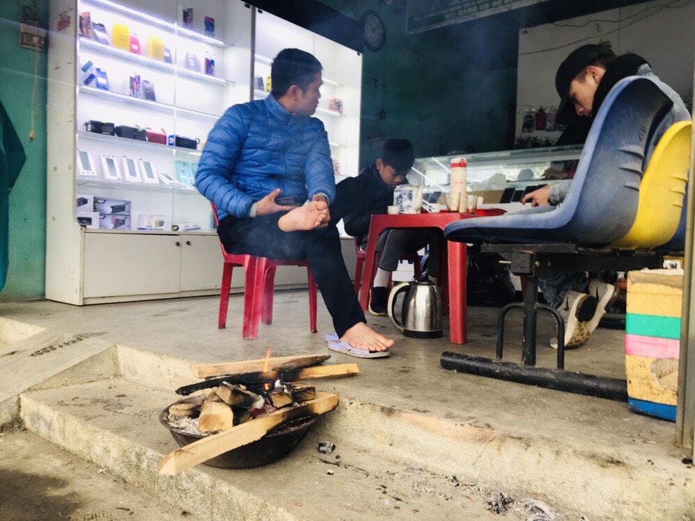 Người dân A Lưới đốt lửa sưởi ấm giữa tiết trời giá rét