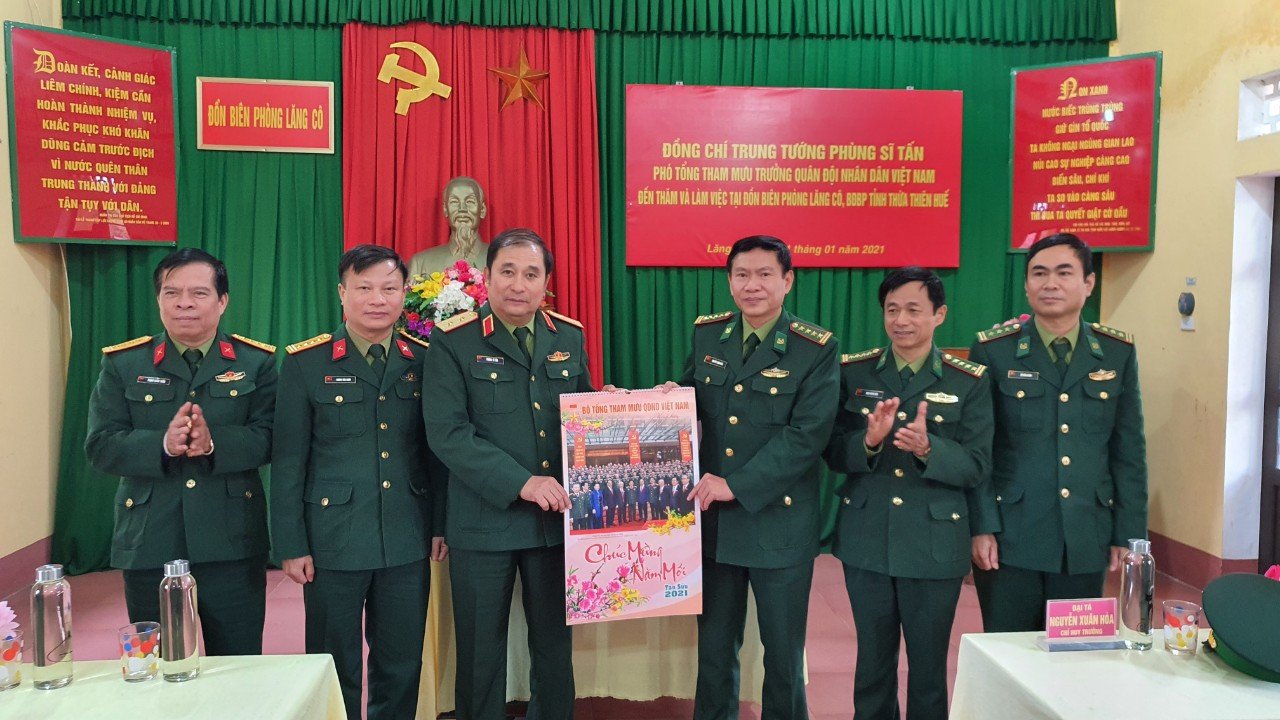 Phó Tổng Tham mưu trưởng Quân đội Nhân dân Việt Nam thăm và làm việc tại Đồn Biên phòng Lăng Cô