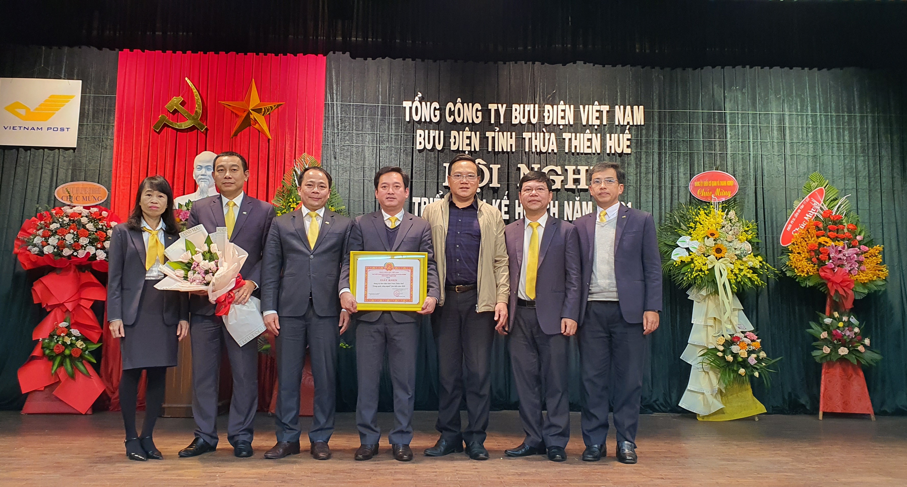 Bưu điện tỉnh Phát hành 33 000 tờ báo Đảng địa phương kỳ