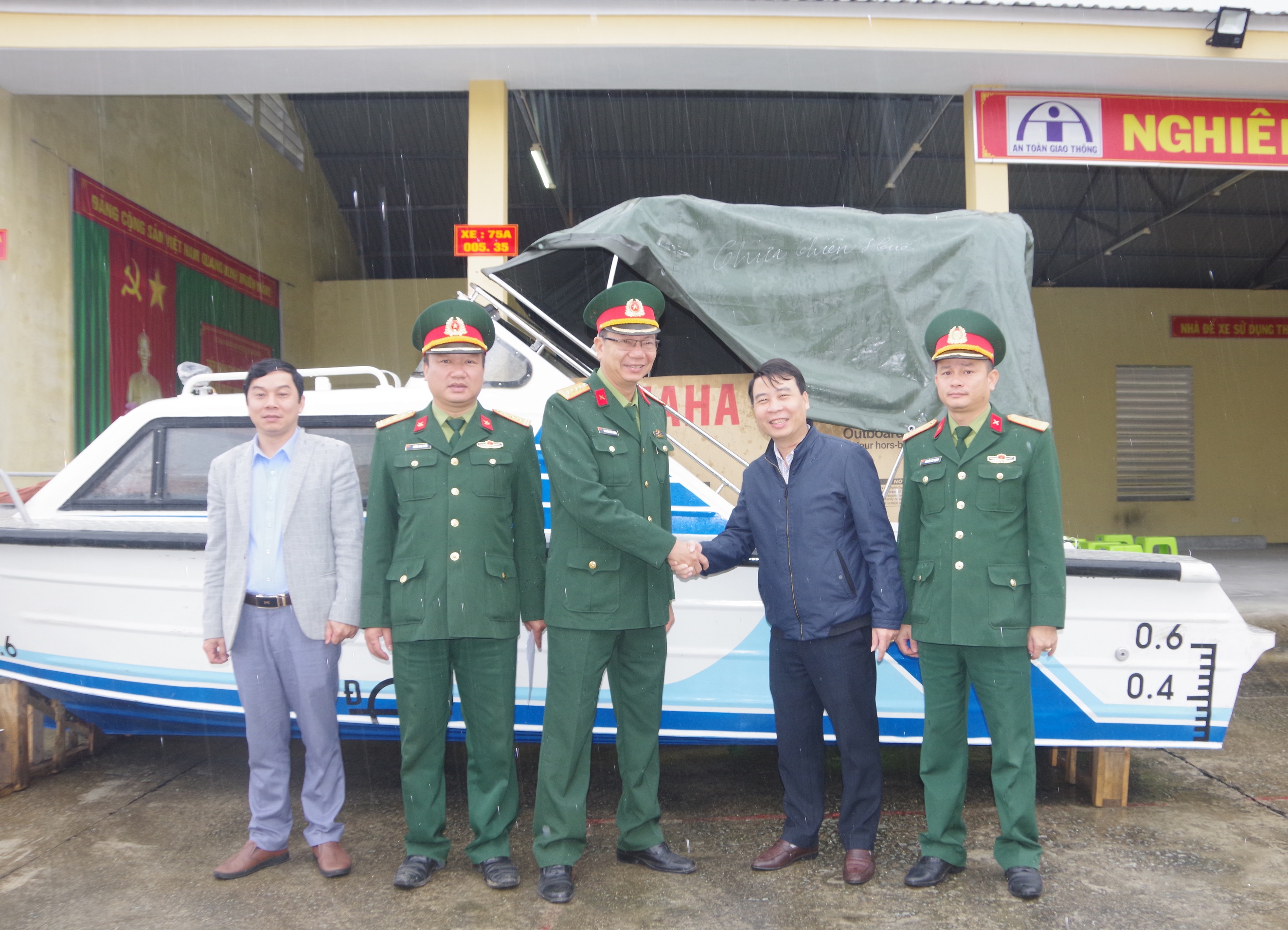 Bàn giao xuồng cứu hộ, cứu nạn cho Ban Chỉ huy quân sự huyện Phong Điền