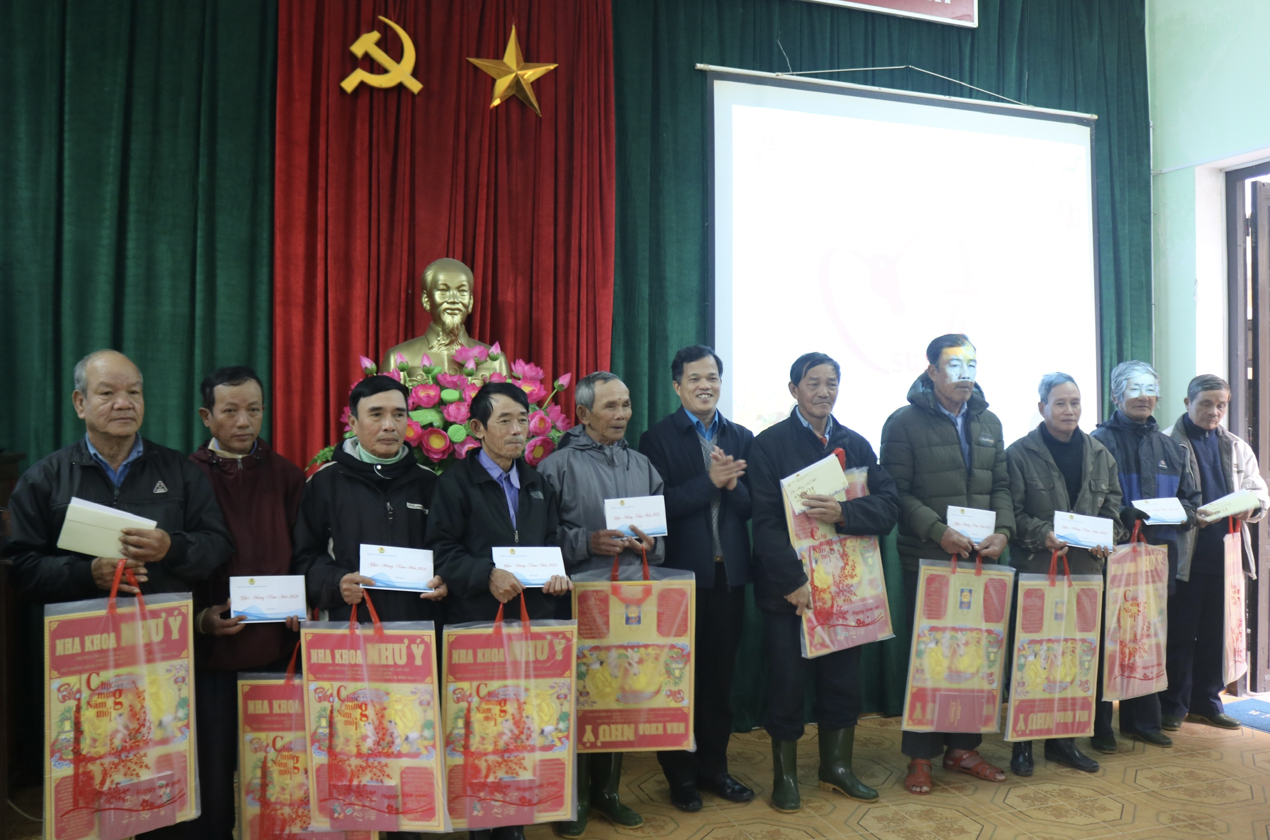 Hỗ trợ 60 suất quà cho đoàn viên Nghiệp đoàn xích lô, xe thồ TP Huế