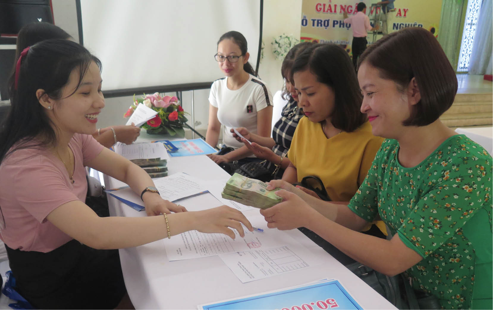 Đòn bẩy giúp phụ nữ phát triển kinh tế