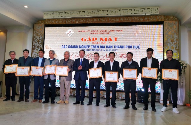 Trao giấy khen cho 26 doanh nghiệp có nhiều đóng góp cho thành phố