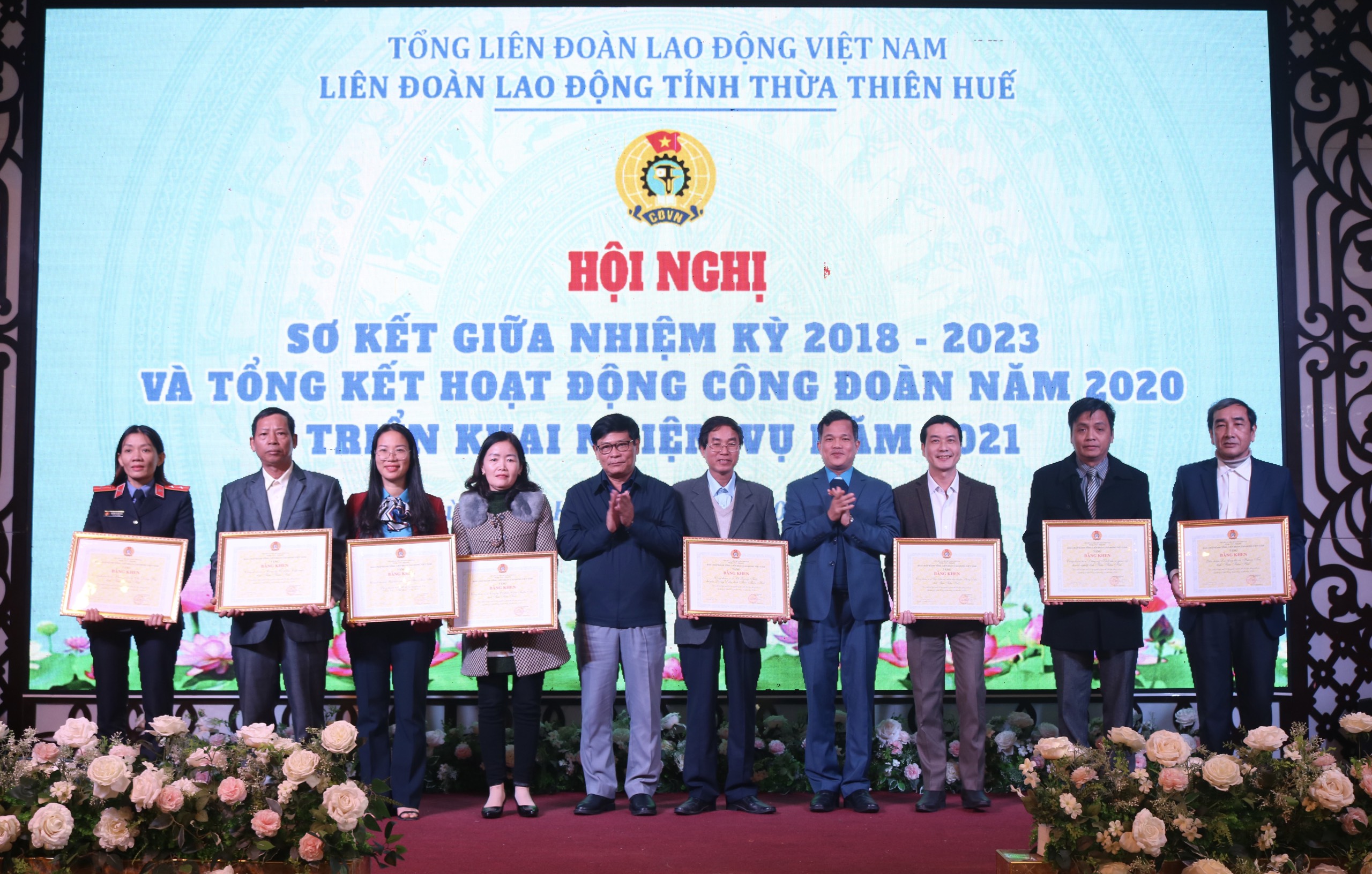 Trao 3 Cờ thi đua, 8 Bằng khen của Tổng Liên đoàn lao động Việt Nam cho các tập thể
