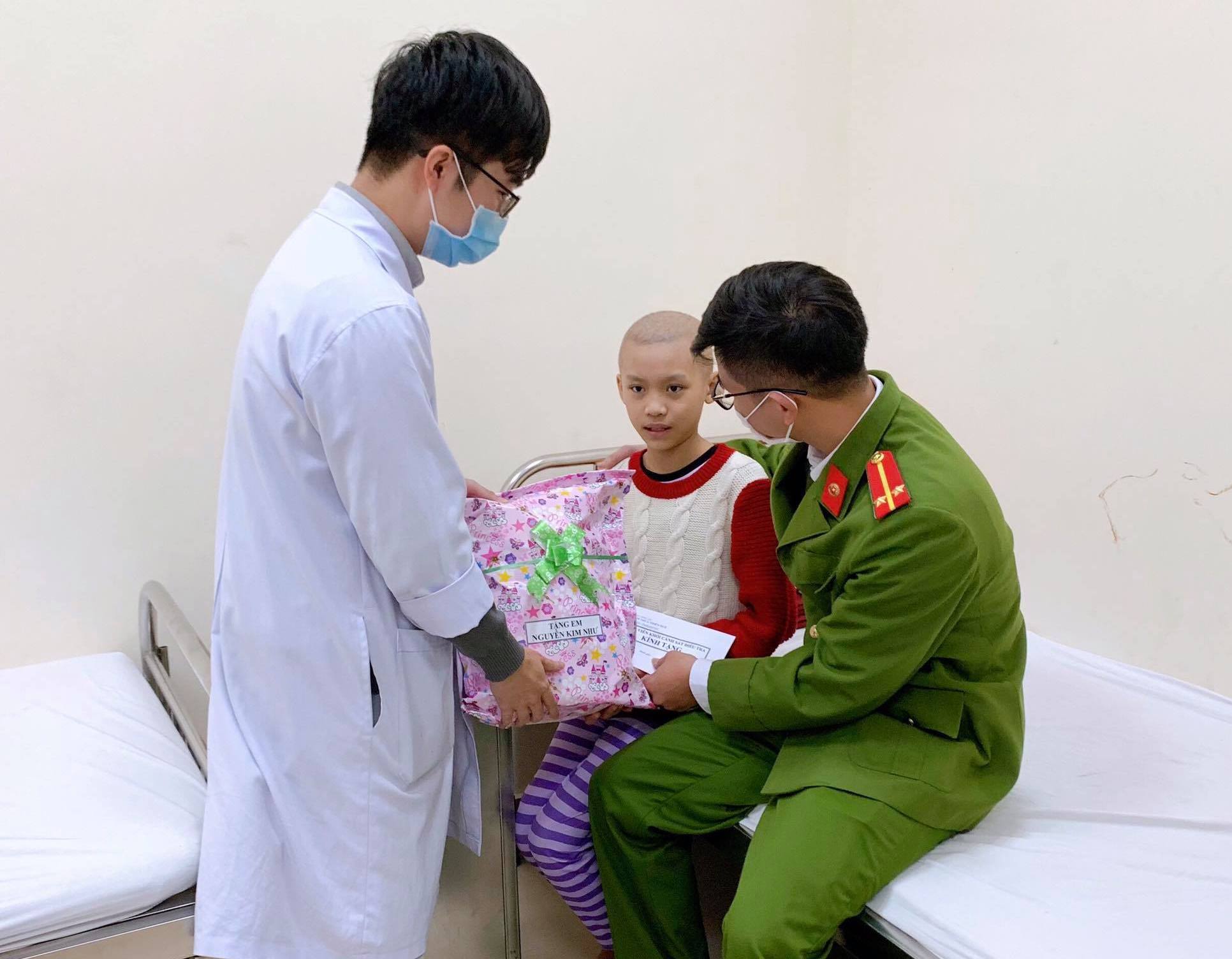 Tặng quà Tết cho bệnh nhi ung thư