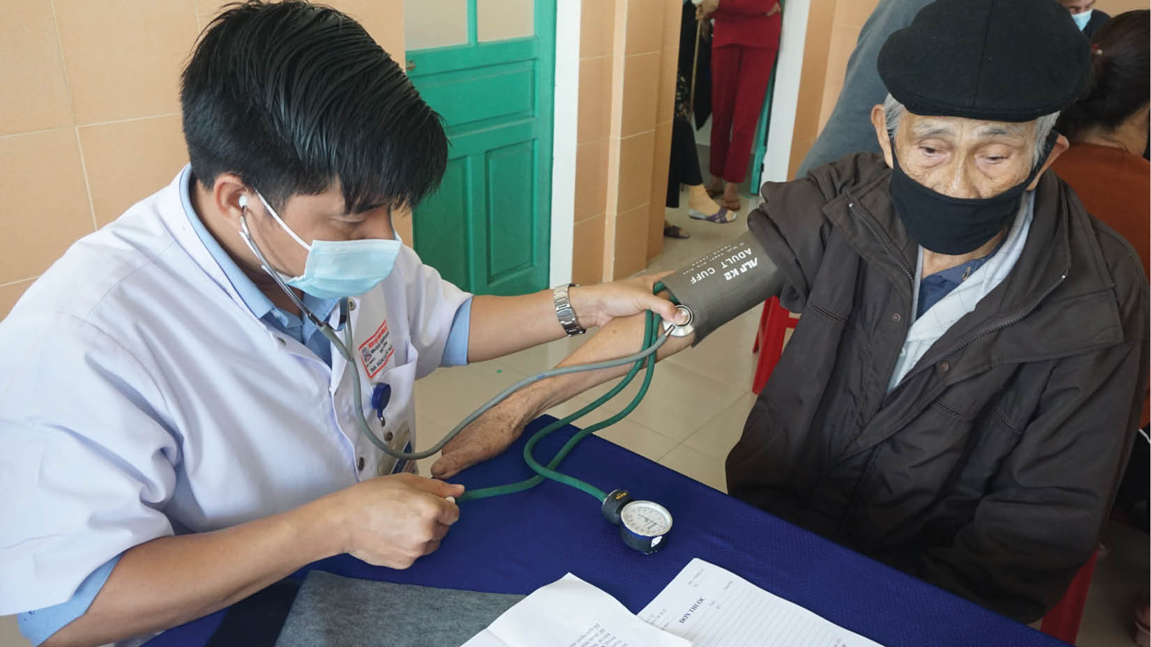 Bảo vệ người già, trẻ em ngày lạnh
