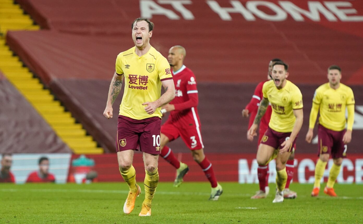 Thua muối mặt trước Burnley, Liverpool hụt hơi trong cuộc đua vô địch