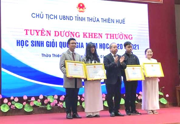 61 học sinh được Chủ tịch UBND tỉnh tặng bằng khen
