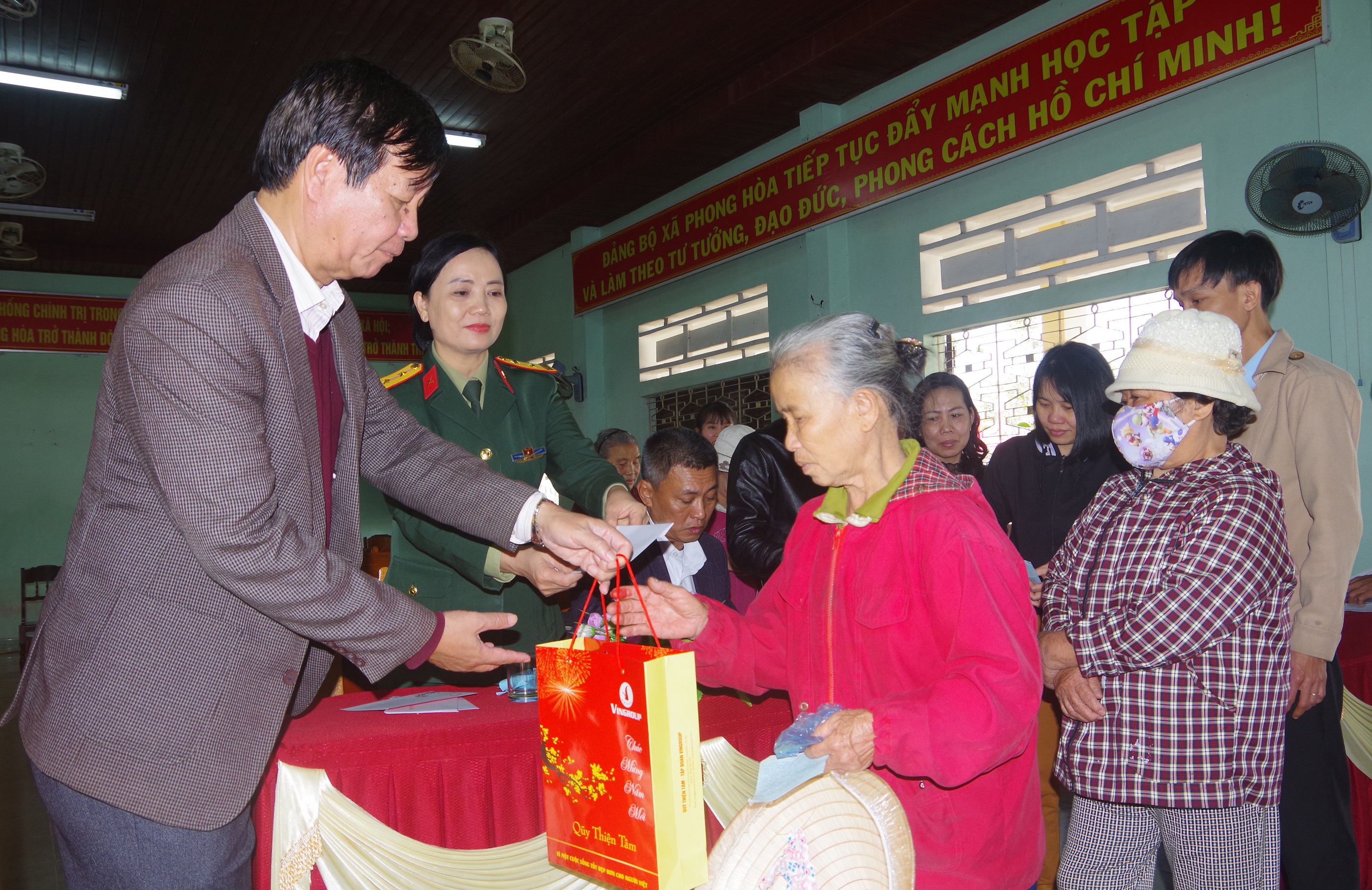 Tặng 450 suất quà tết cho người nghèo Phong Điền, Hương Trà