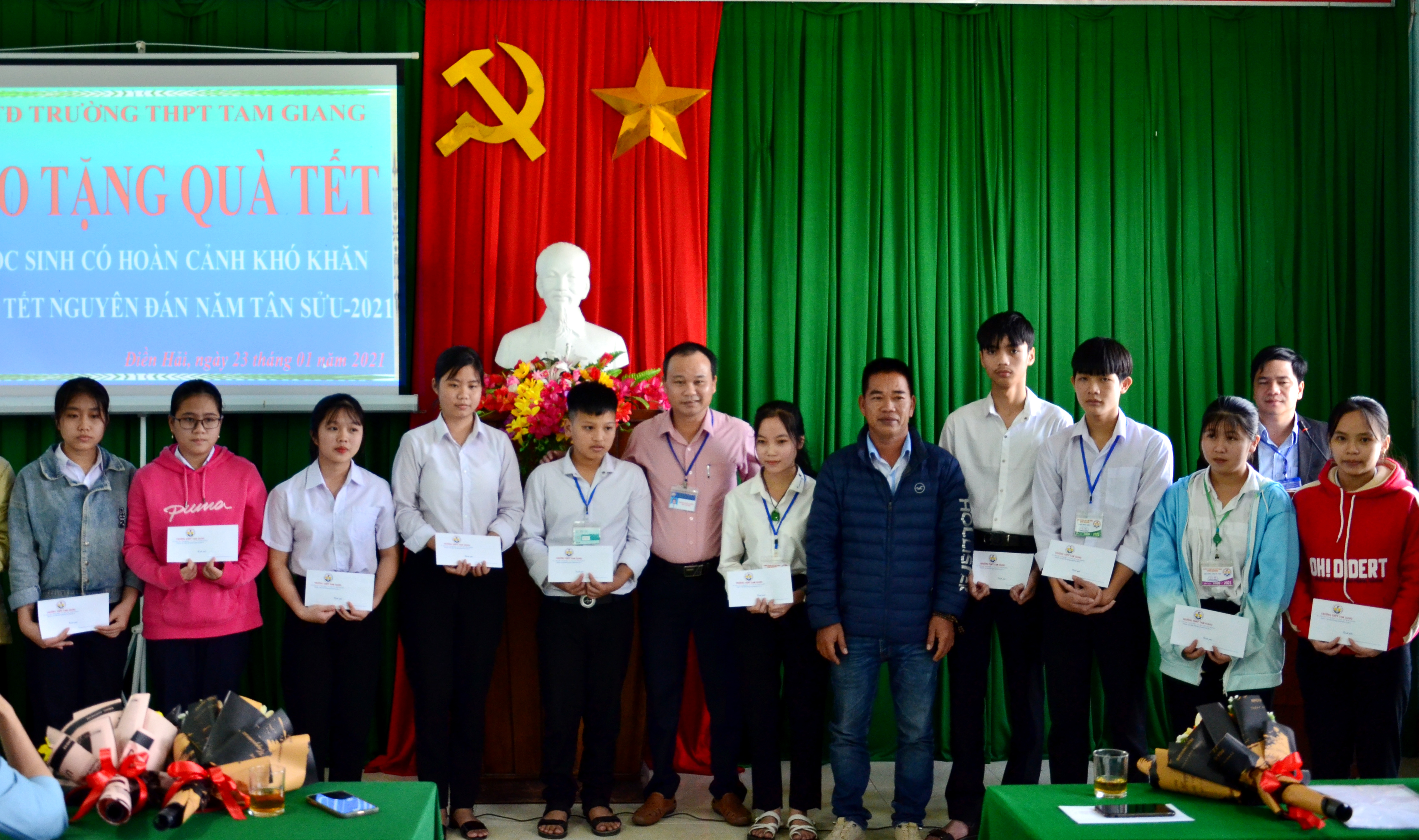 Trao 64 suất học bổng cho học sinh vượt khó