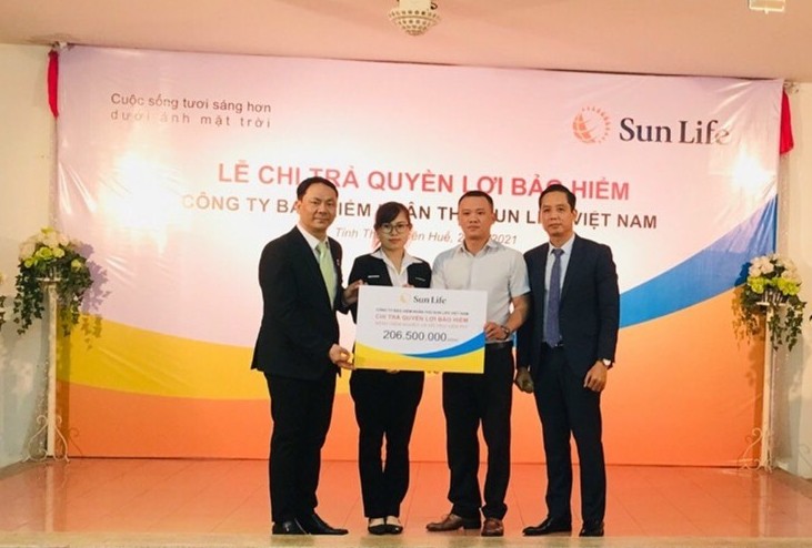 Sun Life Việt Nam chi trả quyền lợi bảo hiểm 206 triệu đồng cho khách hàng