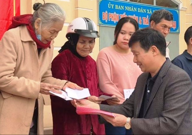 Trao 240 suất quà của Quỹ Thiện Tâm đến người dân nghèo