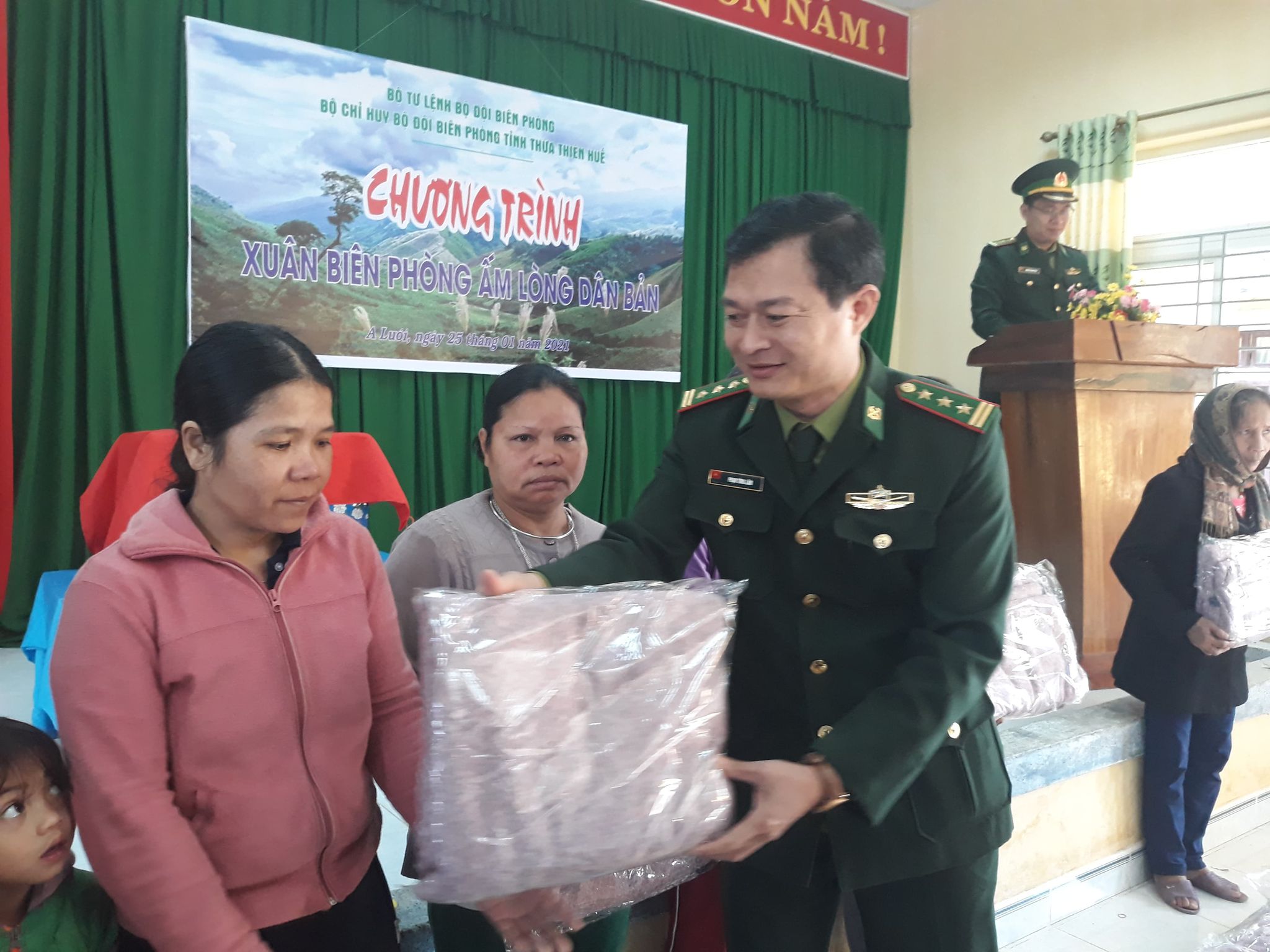 Trao 160 suất quà cho người dân khu vực biên giới