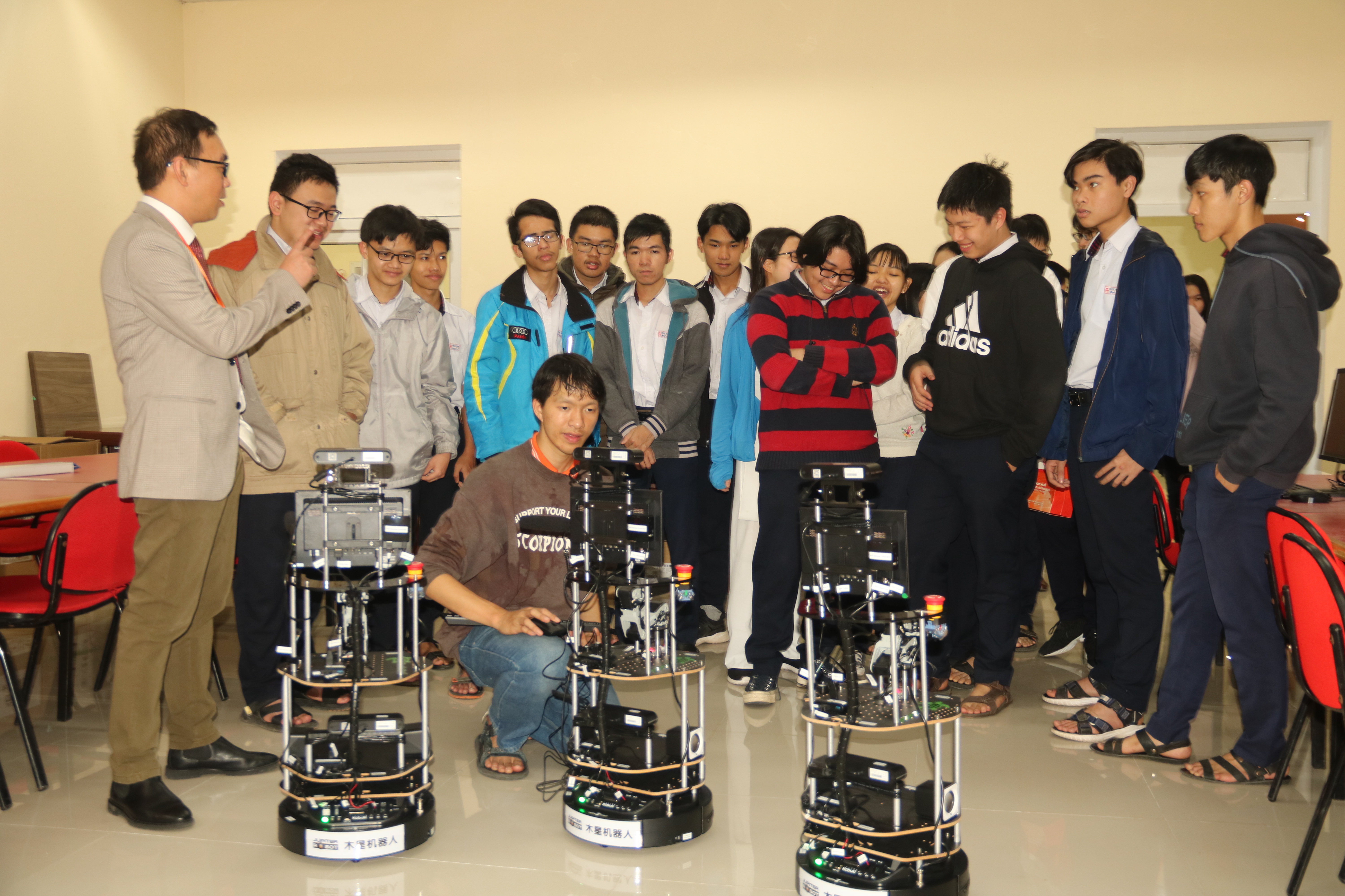 61 học sinh giỏi quốc gia của Huế trải nghiệm trình diễn robot
