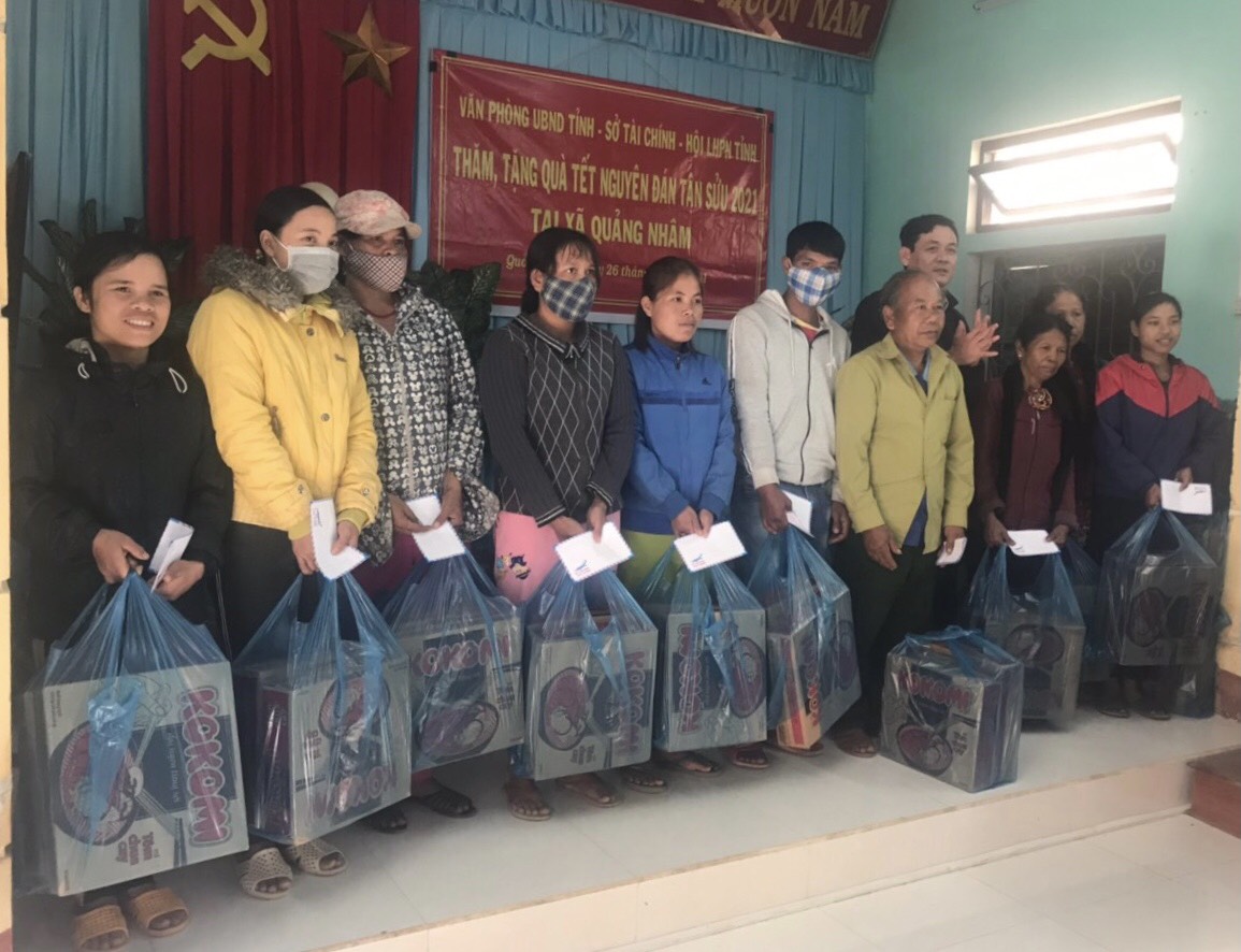 Trao quà tết cho người nghèo các địa phương