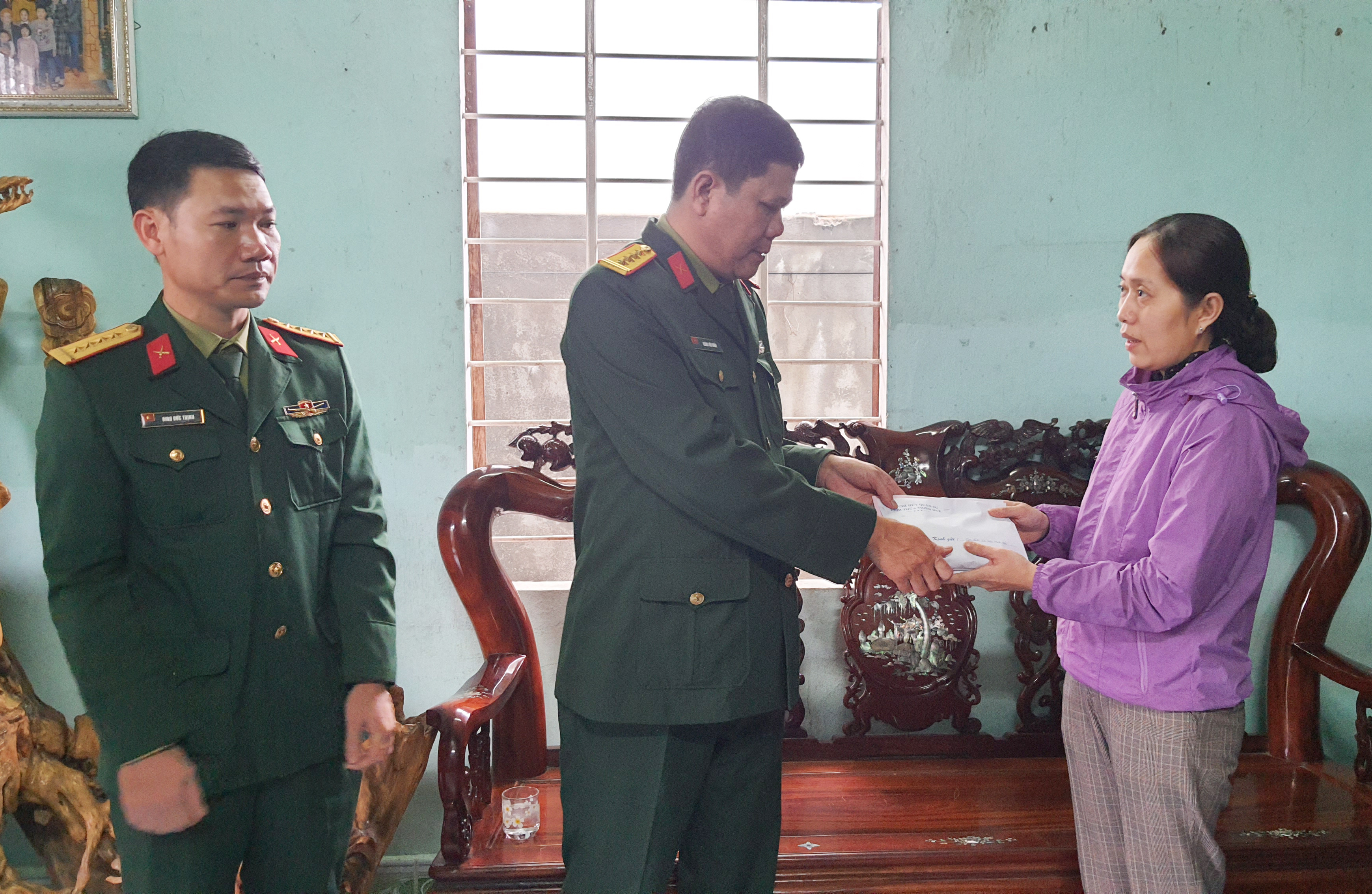 Thăm, tặng quà tết gia đình liệt sĩ và gia đình cán bộ, chiến sĩ