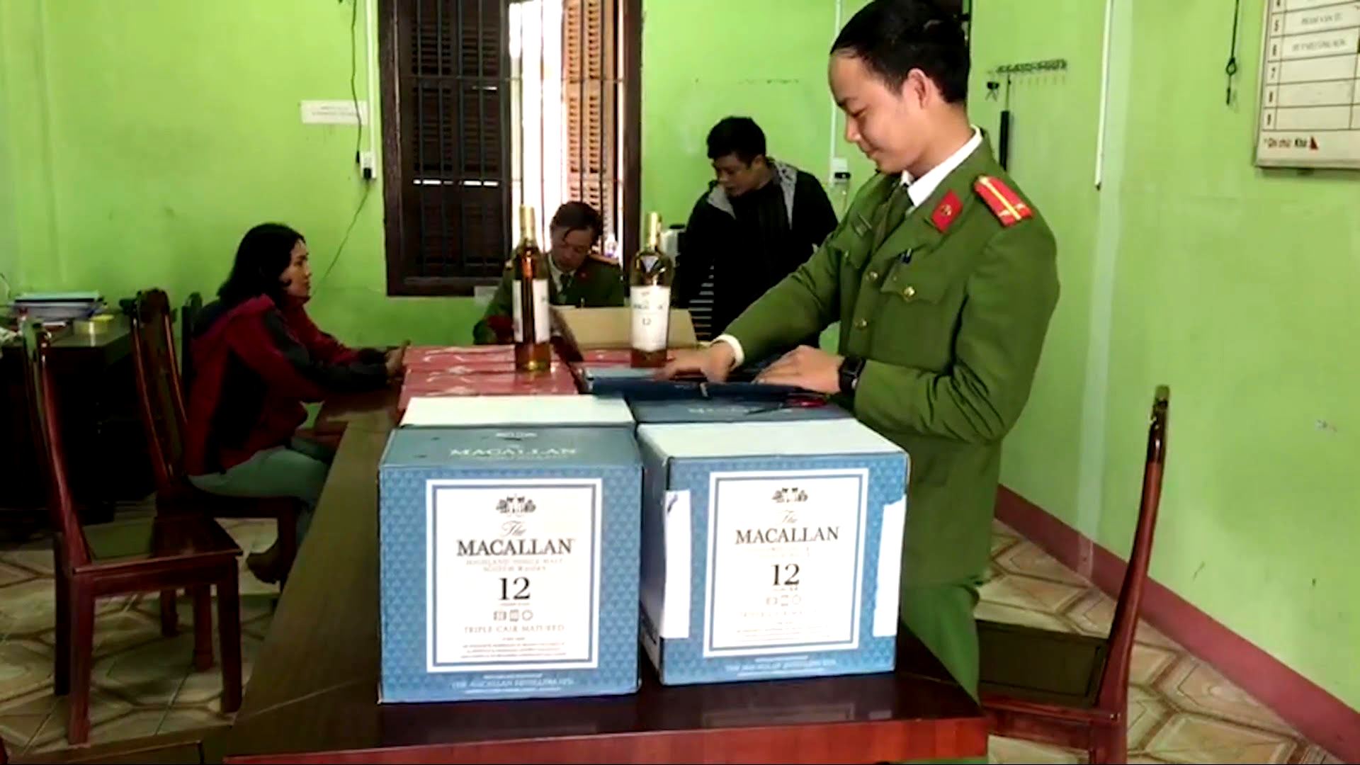 Phát hiện một người vận chuyển 120 chai rượu không nhãn mác