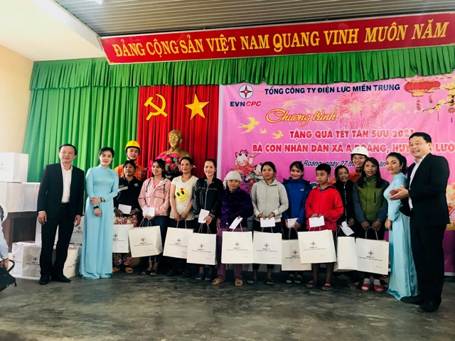 Trao 100 suất quà cho gia đình khó khăn khu vực Nhà máy Thủy điện A Roàng