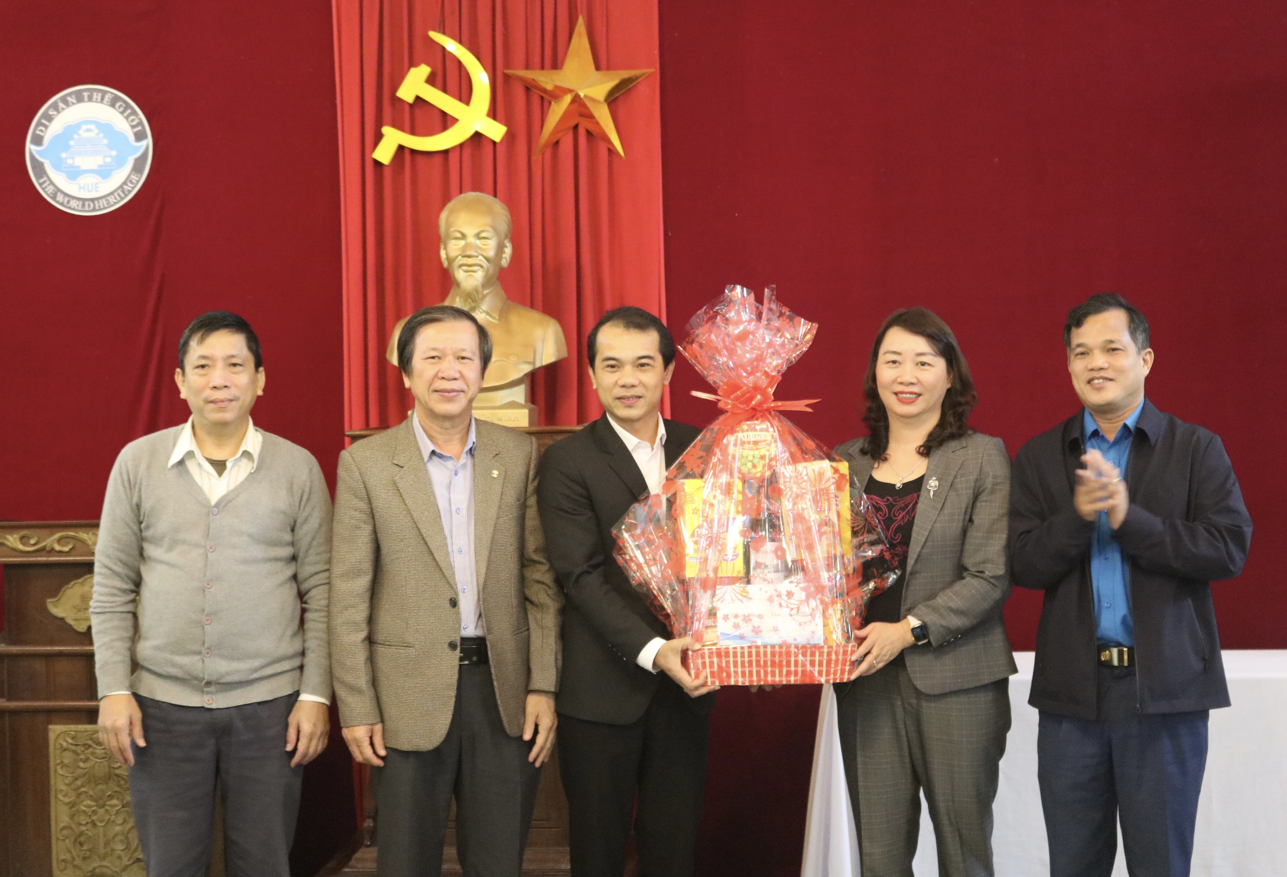 Tặng quà cho các gia đình có công, người lao động khó khăn