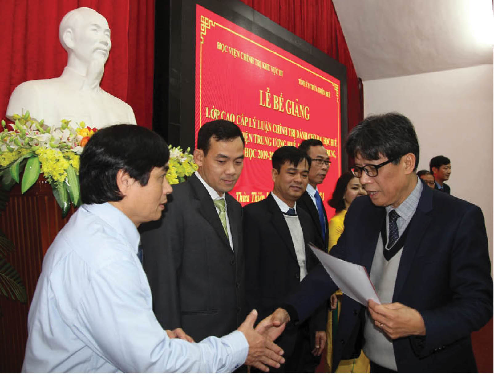 Rèn luyện năng lực, phẩm chất đạo đức cán bộ, đảng viên