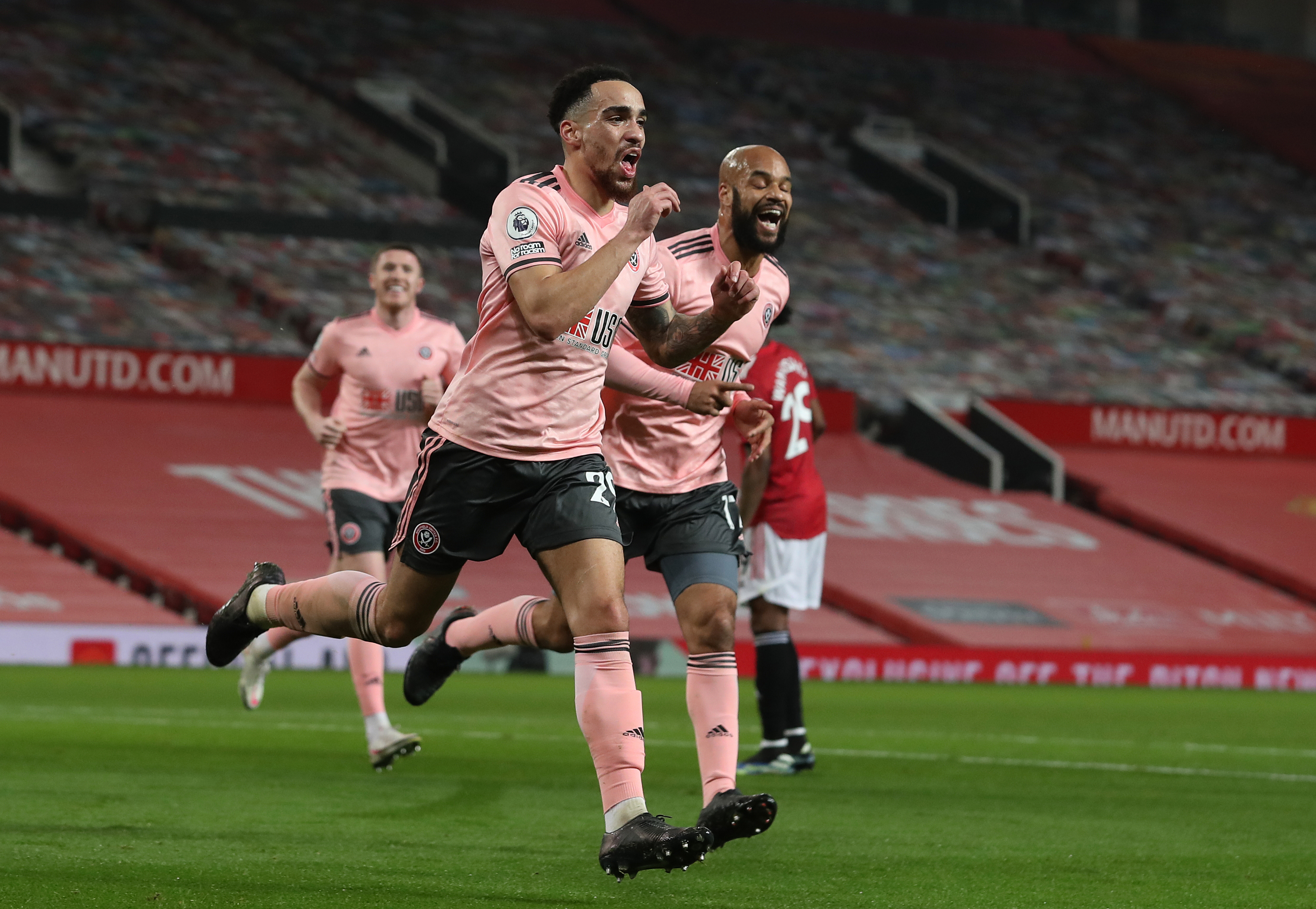 Thua sốc trước đội cuối bảng, Quỷ đỏ để mất ngôi đầu vào tay hàng xóm