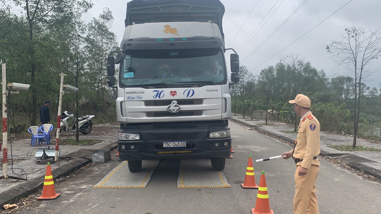 Xử phạt hàng loạt xe quá tải trọng