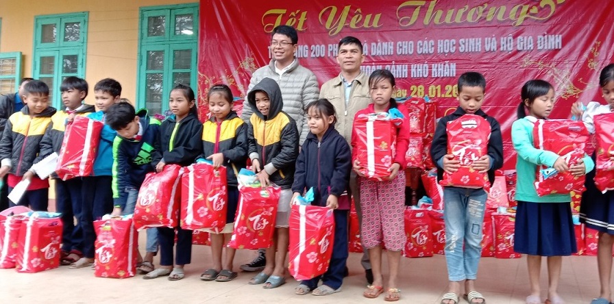 Trao hàng trăm suất quà tết cho học sinh và người dân nghèo