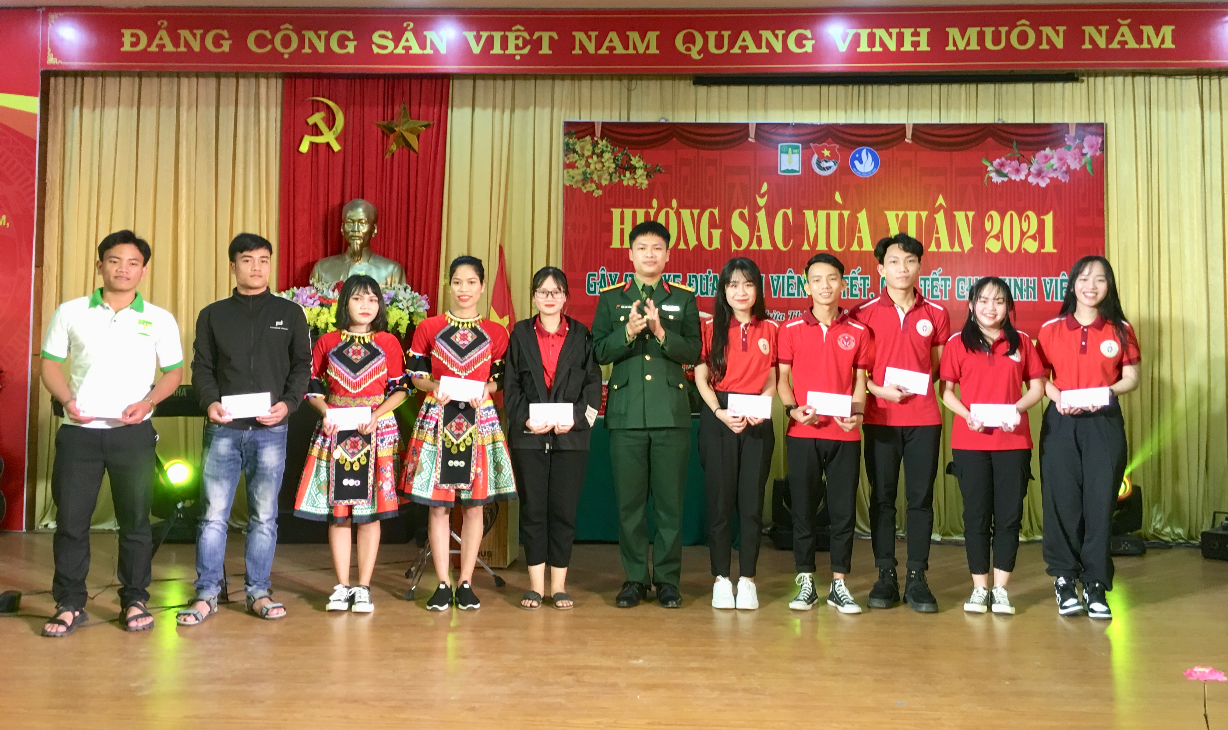 Xuân ấm lòng ở Trường đại học Nông lâm