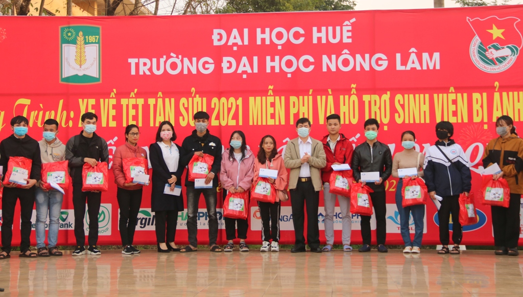 Ấm lòng sinh viên trước khi về quê đón tết