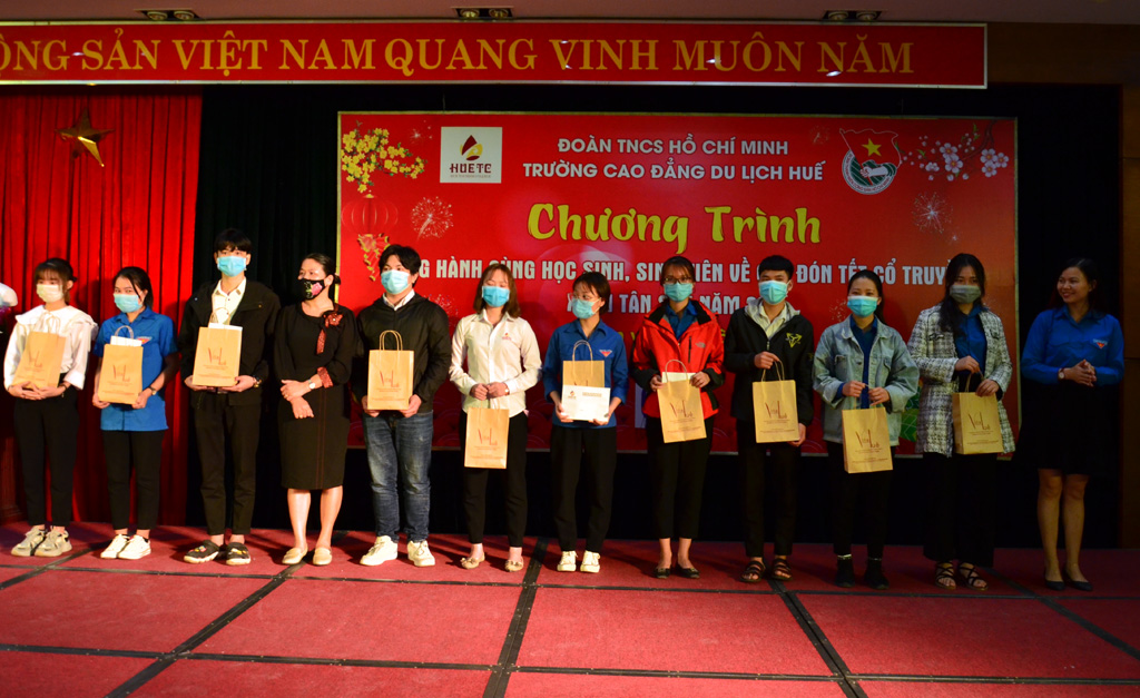 Trao 60 suất quà hỗ trợ sinh viên về quê đón tết