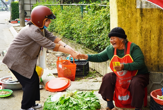 Bạn trẻ xuống đường “trao yêu thương”