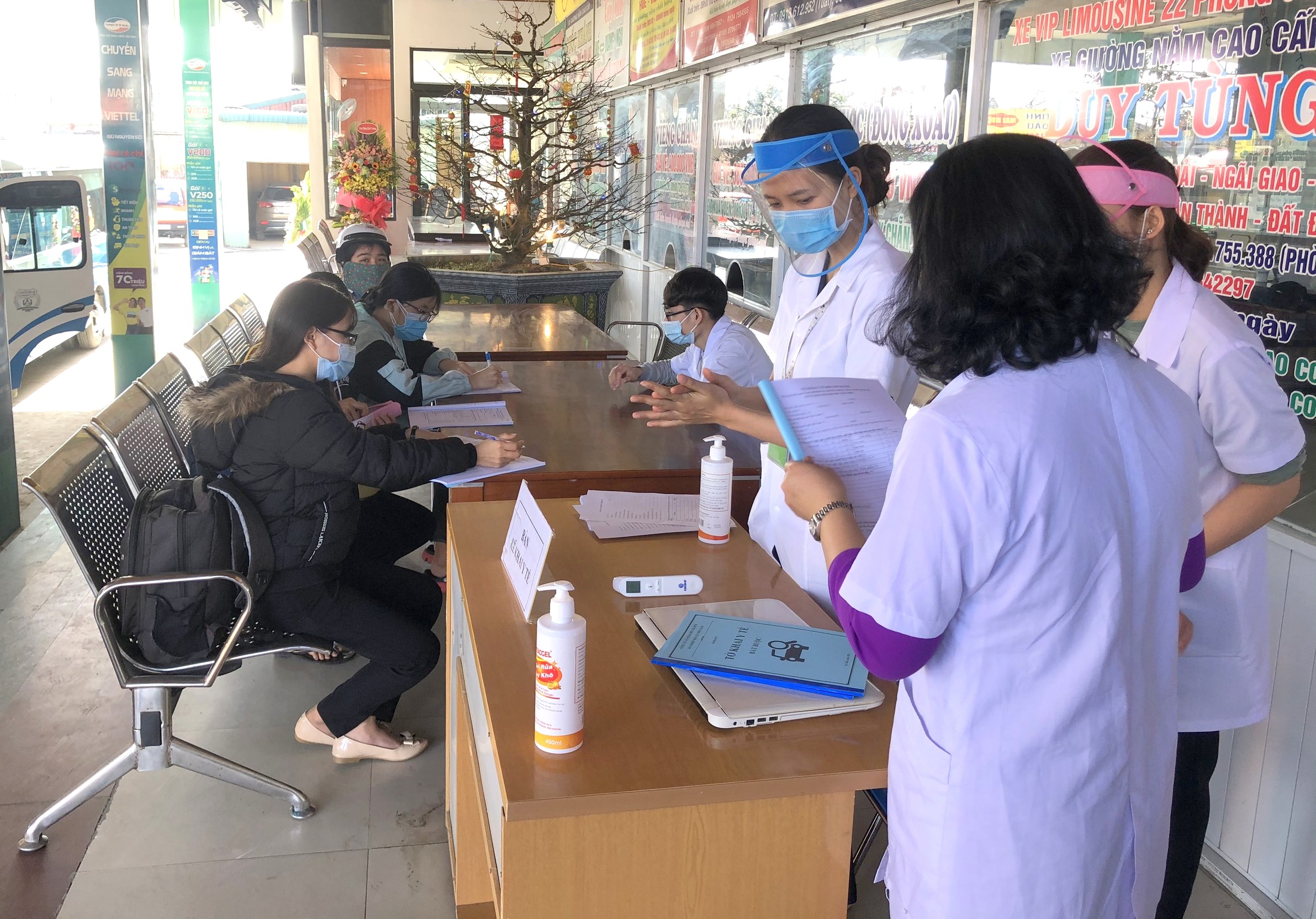 Tình nguyện viên Trường ĐH Y - Dược hỗ trợ phòng, chống dịch