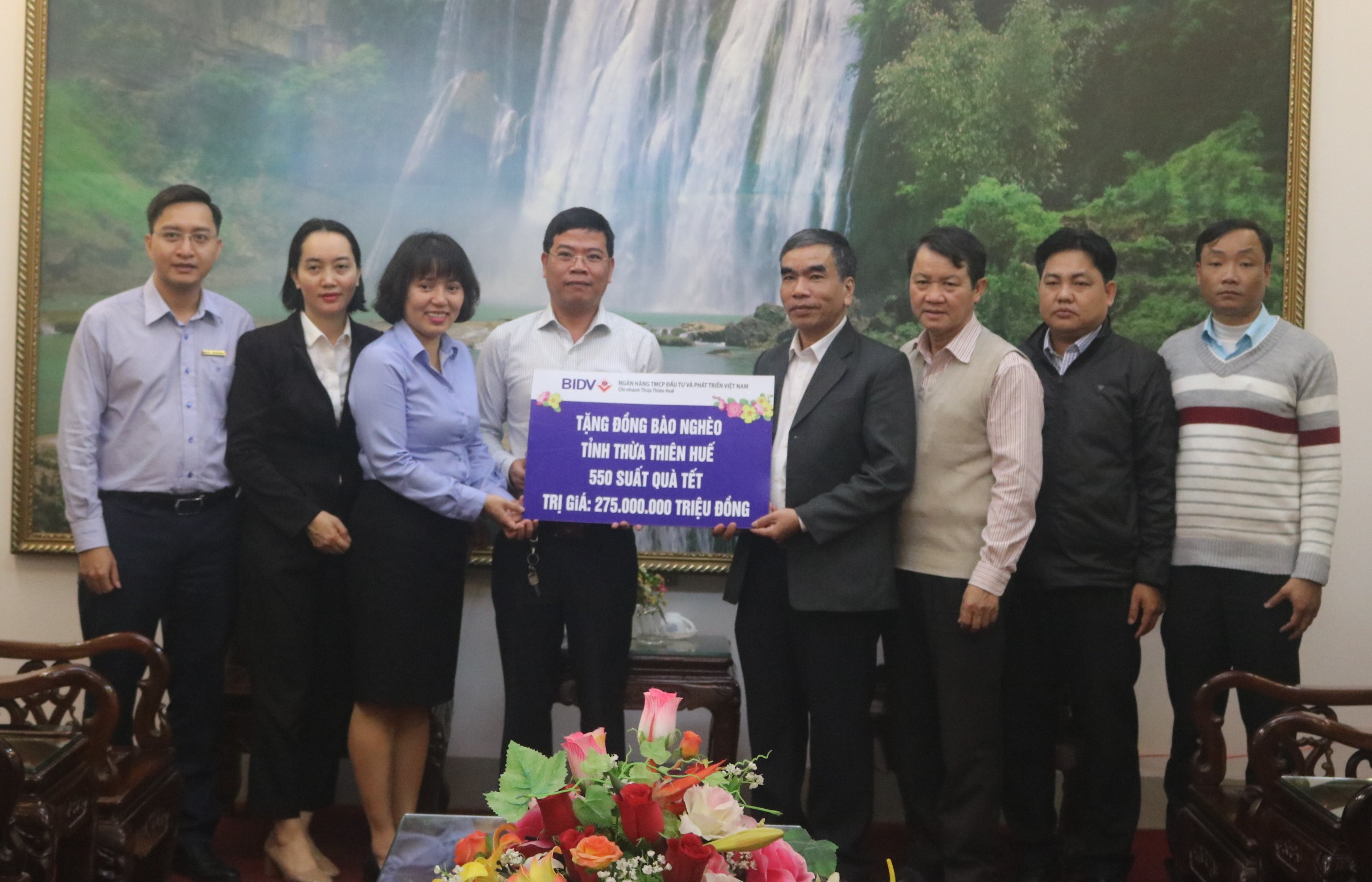 Trao quà tết cho người nghèo, đối tượng chính sách và hỗ trợ sinh viên về quê