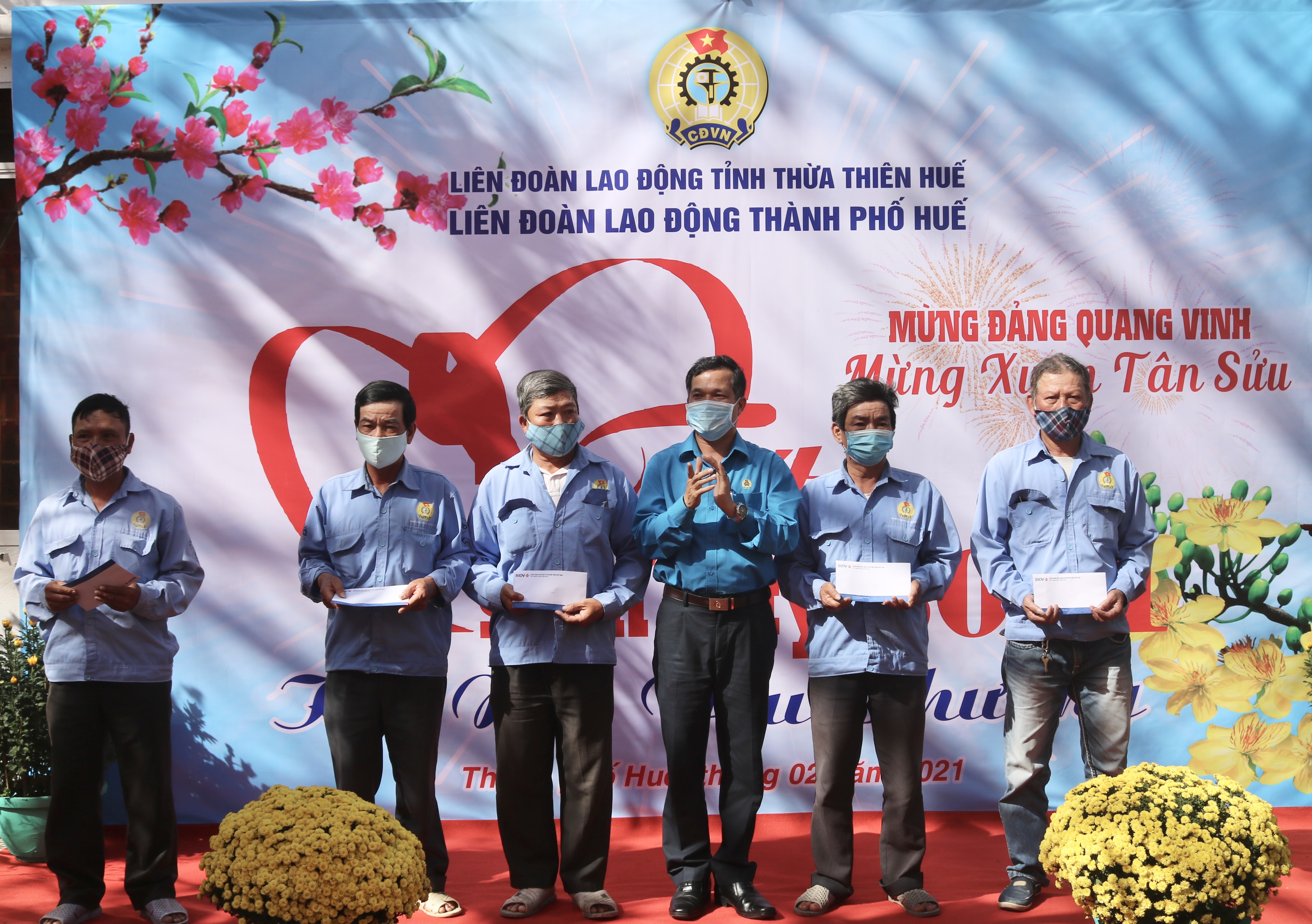 Tặng quà tết cho đoàn viên, người lao động