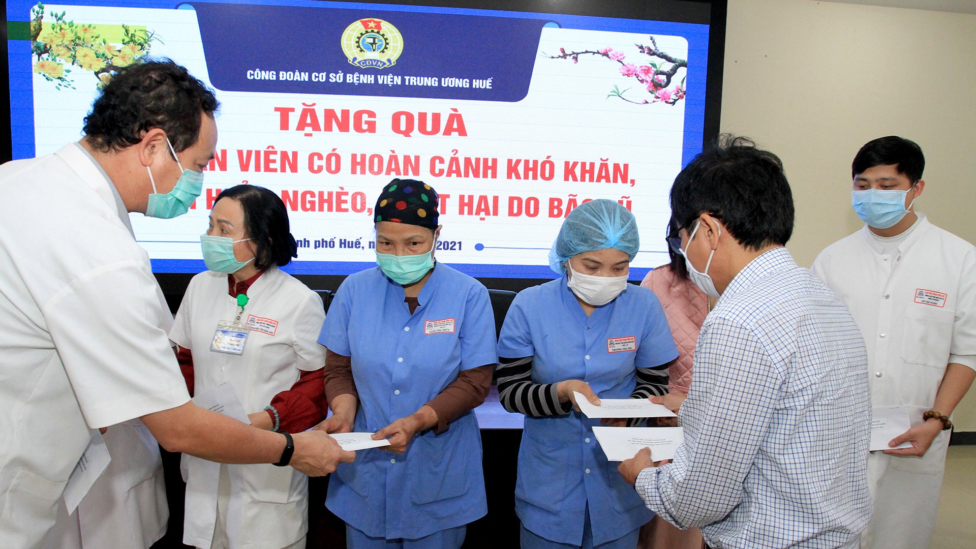 Tặng 109 suất quà tết cho đoàn viên có hoàn cảnh khó khăn