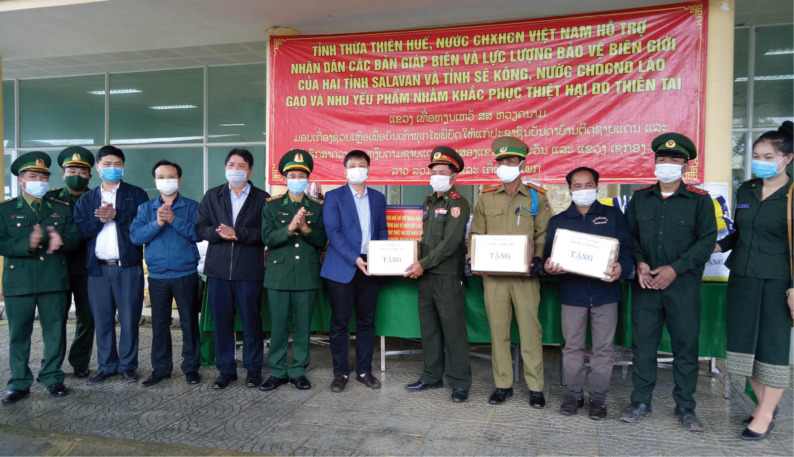 Trao quà tết cho dân bản Salavan, Sê Kông