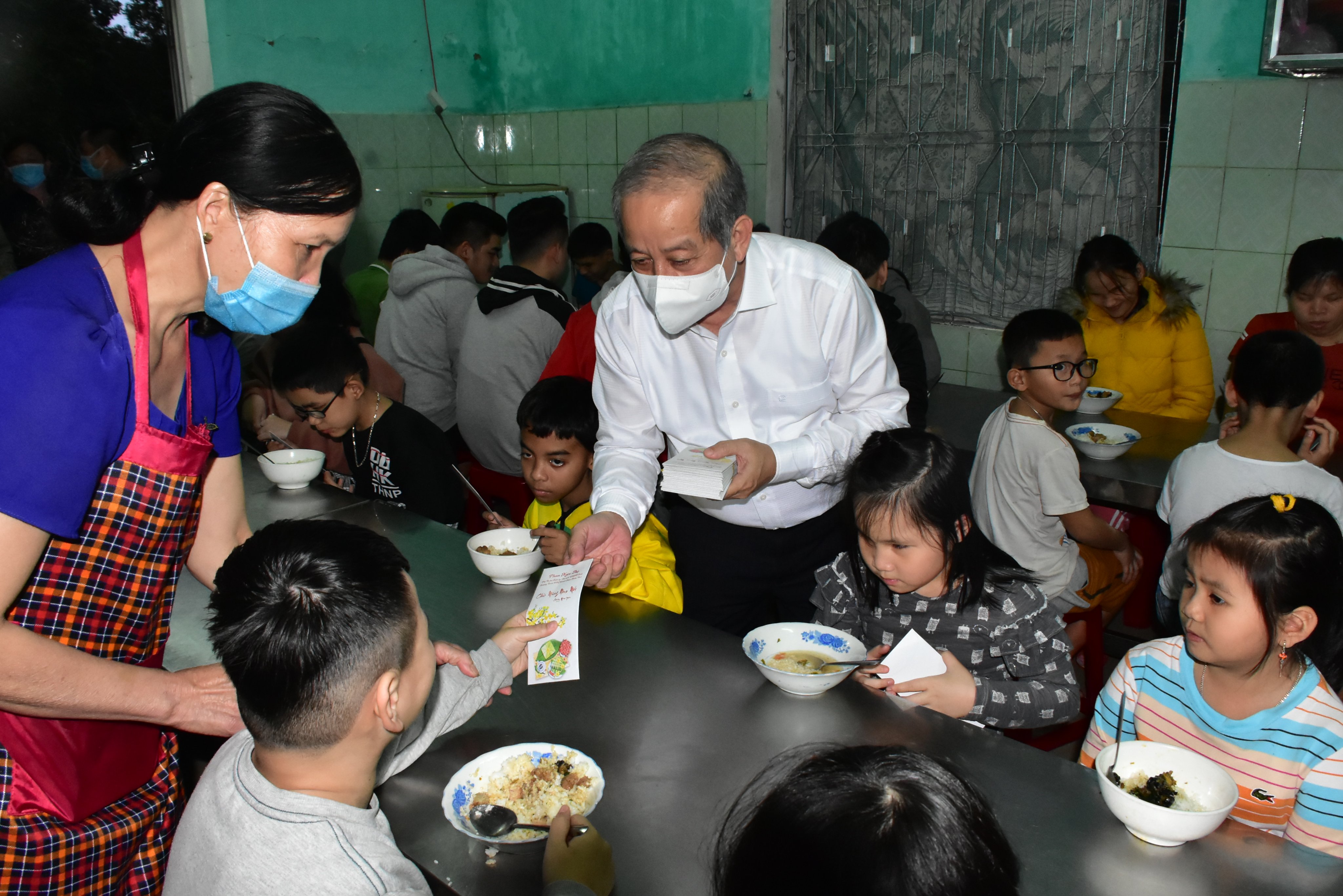 Chủ tịch UBND tỉnh Phan Ngọc Thọ tặng quà cho người mù và thăm “Quán cơm 5 000 đồng”