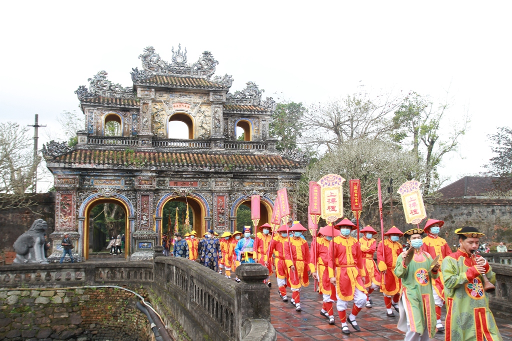 Dựng nêu đón tết chốn hoàng cung