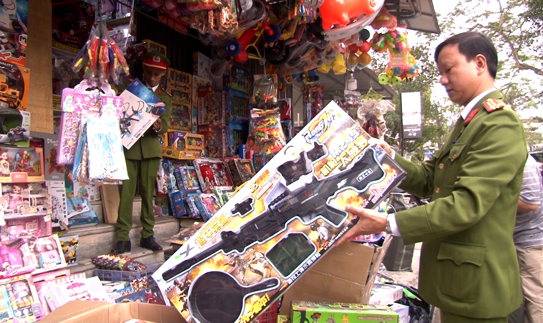 Phát hiện 2 cơ sở kinh doanh súng đồ chơi trẻ em nguy hiểm