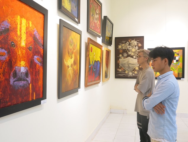 Triển lãm tranh về mùa xuân và con giáp