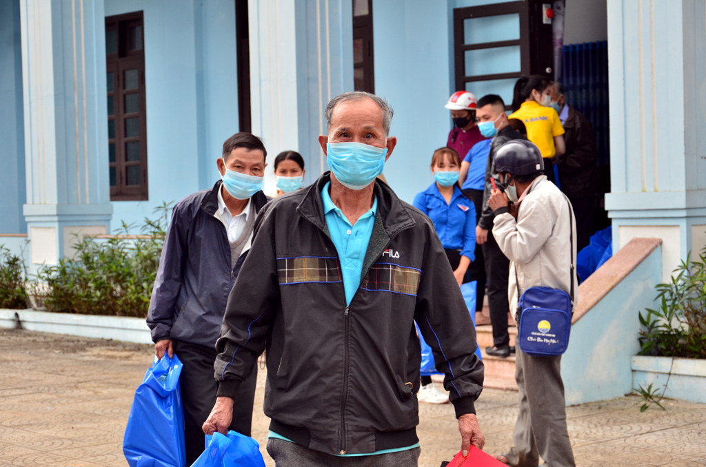 Mang tết ấm đến người dân vùng lũ