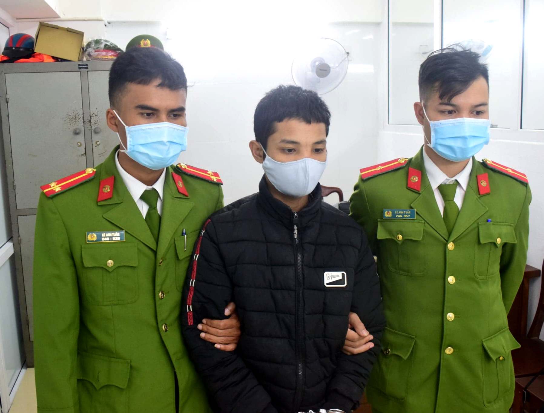 Bắt quả tang đối tượng tàng trữ 100 viên ma túy