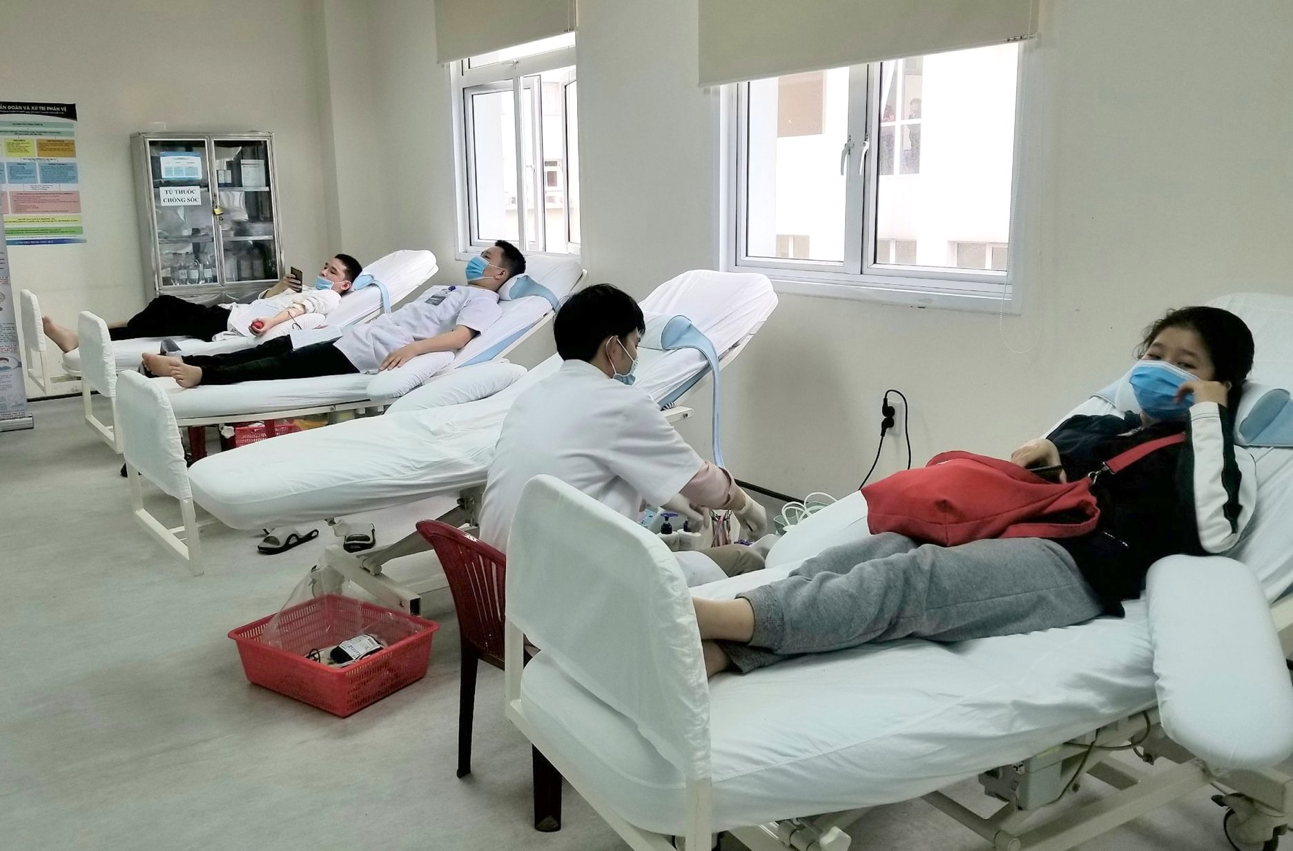 Sinh viên Trường đại học Y - Dược hiến máu bổ sung nguồn máu dự trữ dịp tết