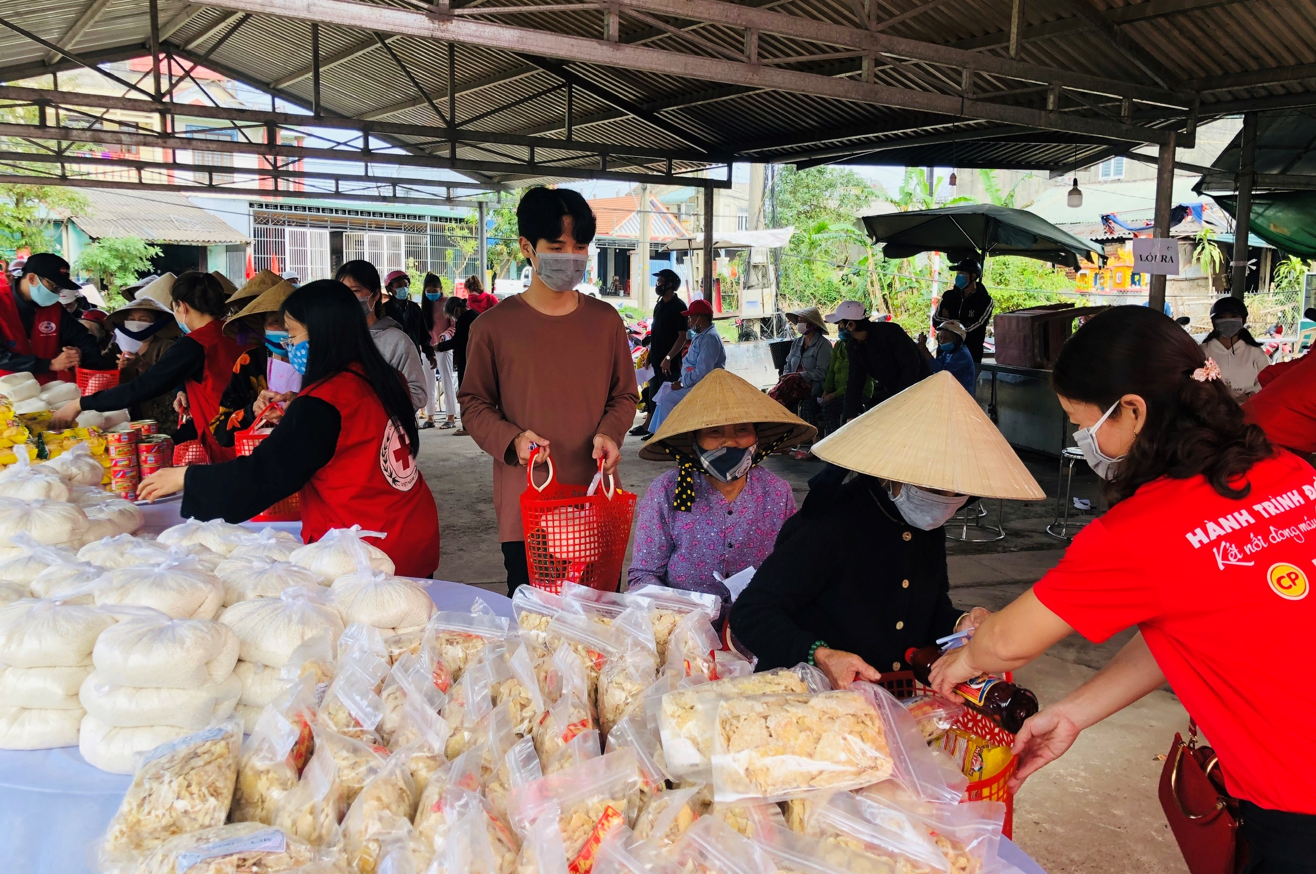 Ấm áp phiên chợ hướng về những hoàn cảnh khó khăn