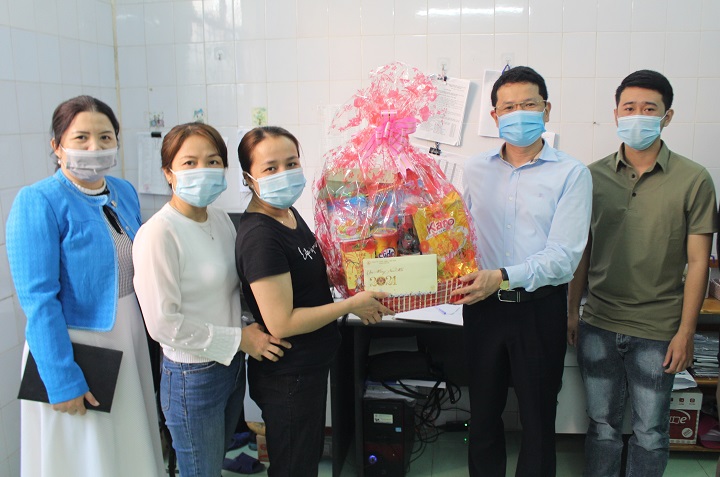 Động viên và tặng quà lực lượng chống dịch COVID-19