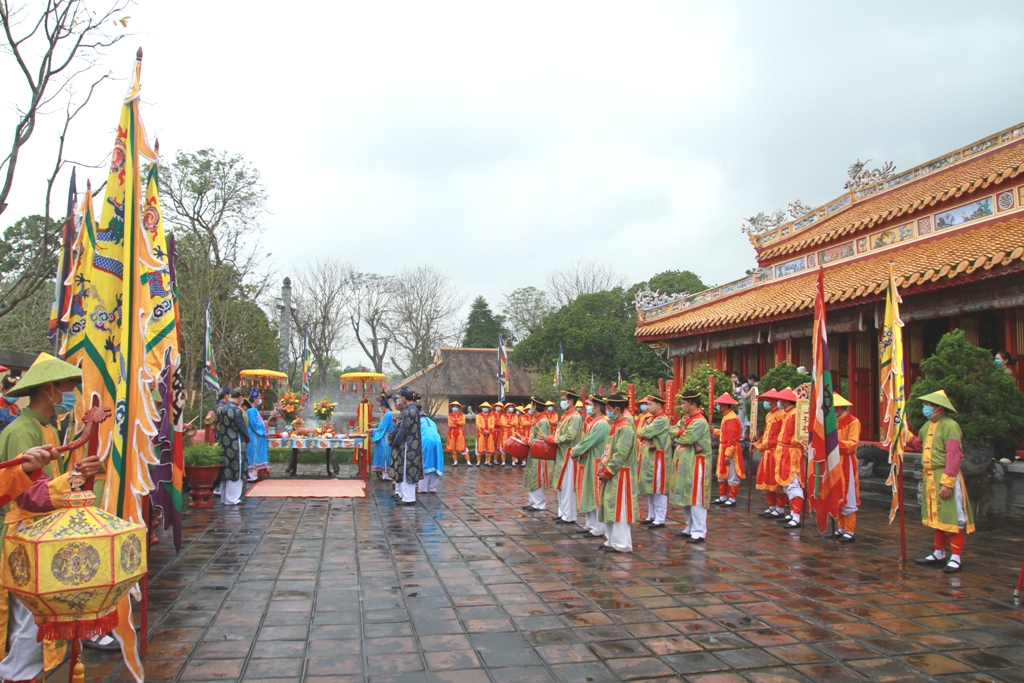 Setting up Cay Neu Neu pole to welcome Tet in the royal palace