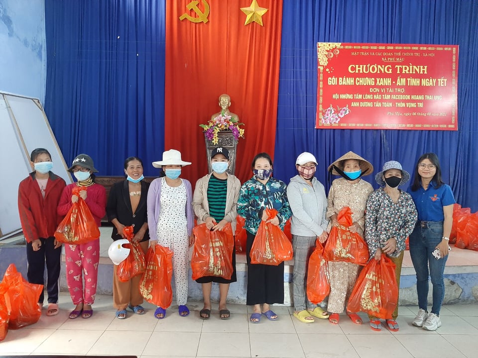 Tặng 500 cặp bánh chưng cho các gia đình khó khăn