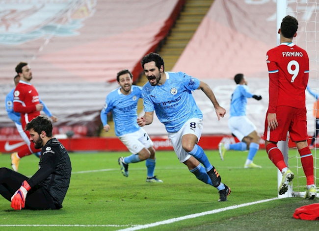 Liverpool giương cờ trắng trước Man xanh