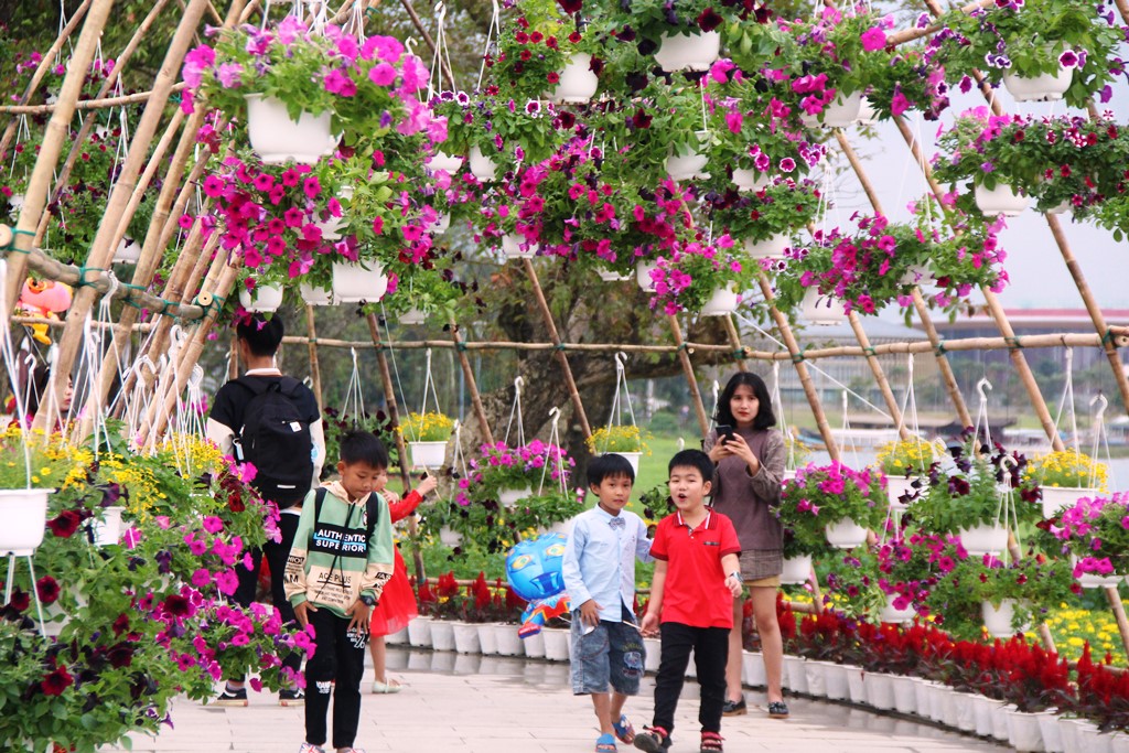 Công viên hoa chính thức mở cửa đón người dân đến vui xuân