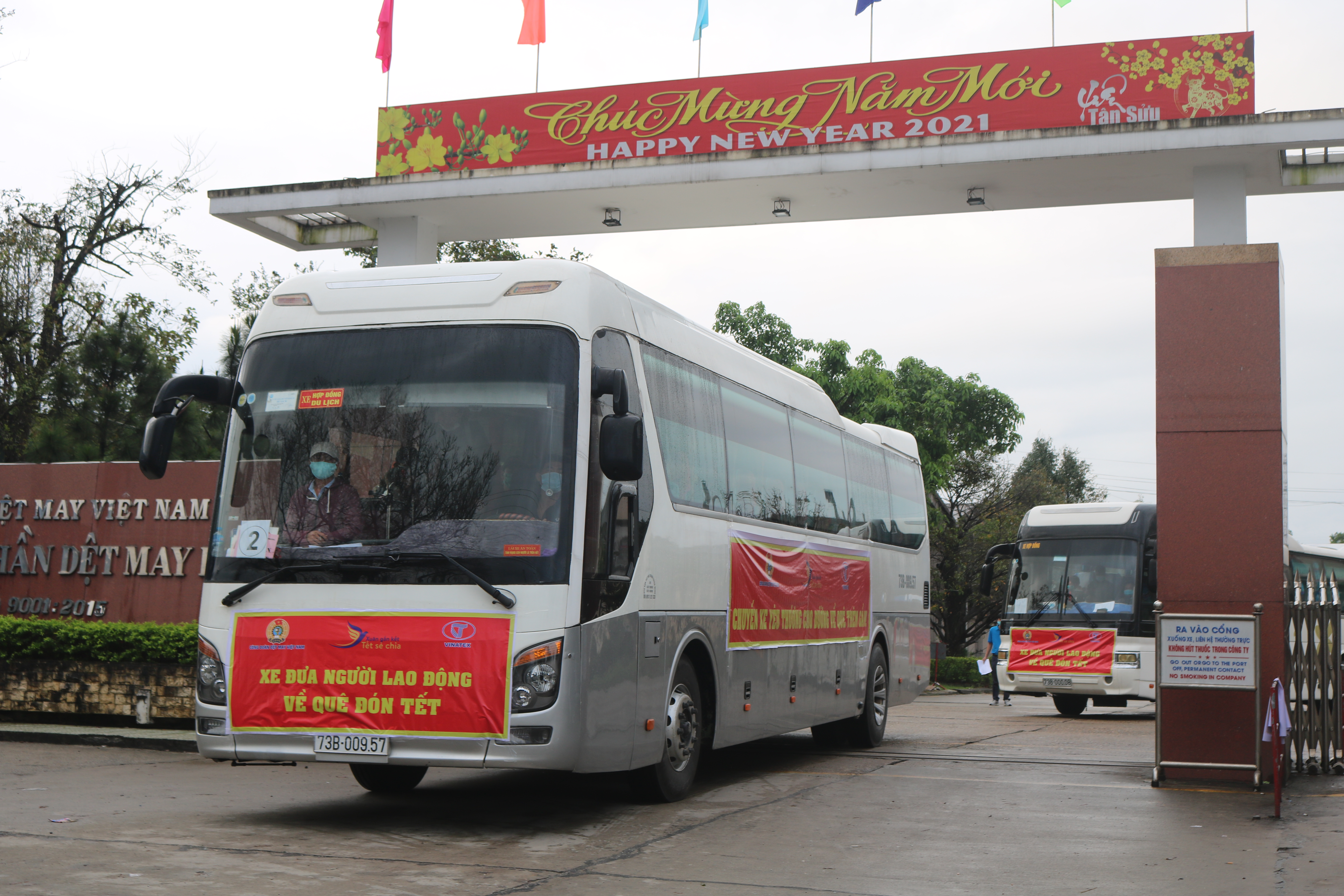 Chuyến xe yêu thương đưa công nhân dệt may về quê ăn tết